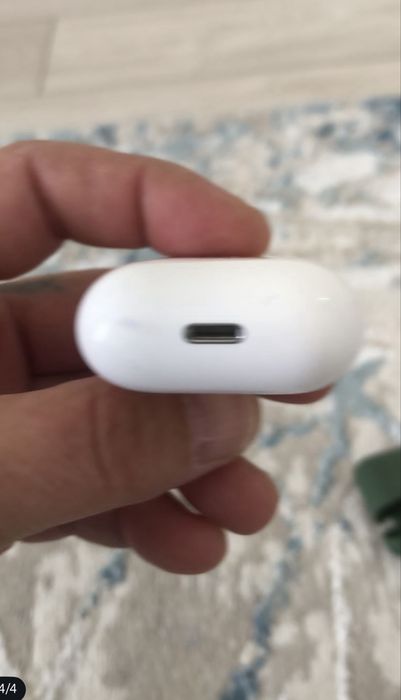 Продам кейс оригинал airpods 2