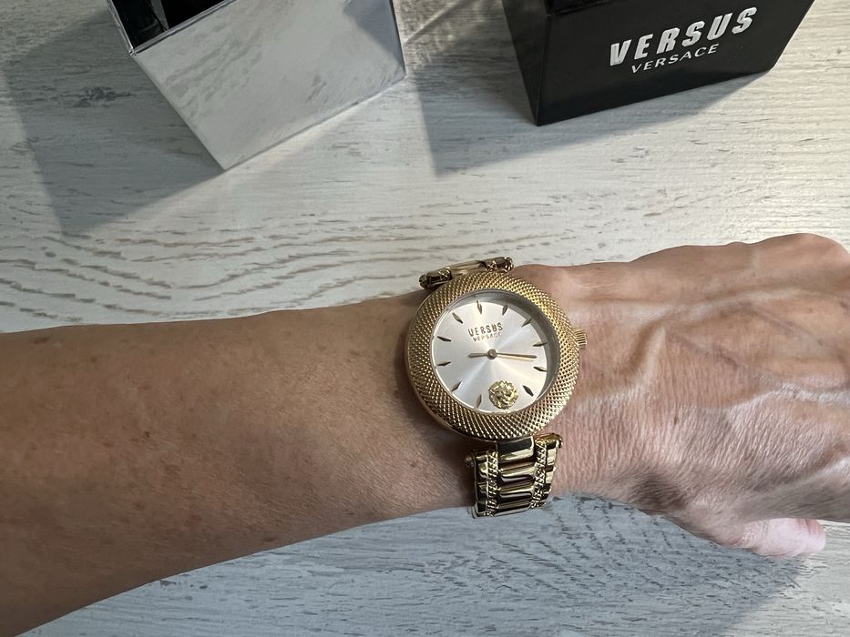 Часовник VERSUS VERSACE в “златно”