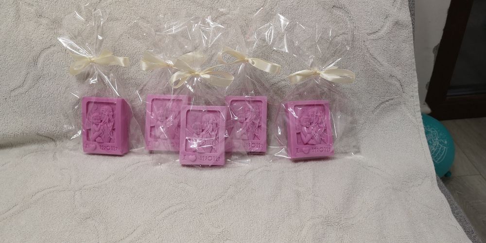 Коледни свещи и букет от ароматни сапунчета