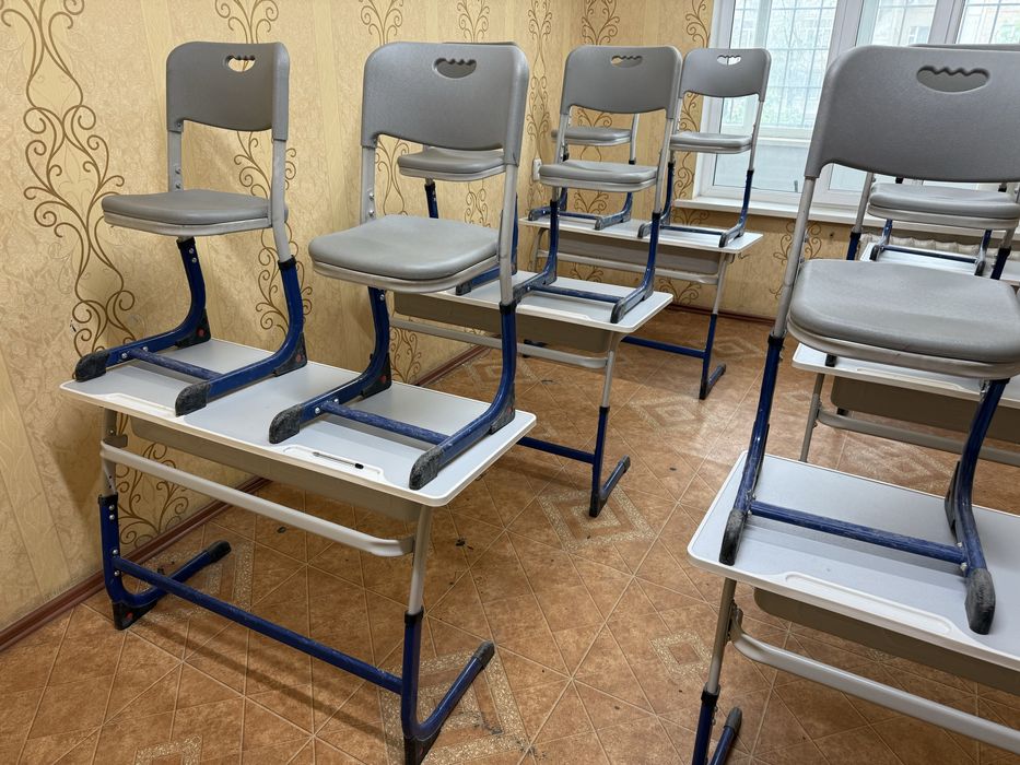 Парта школьная для школы в хорошем состояний