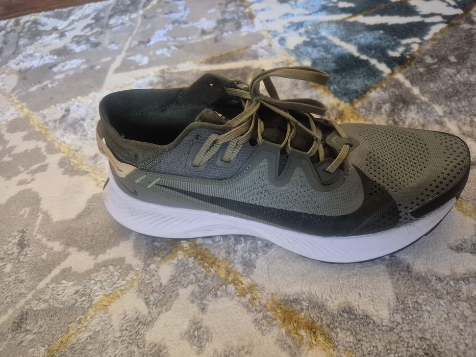 Продам кроссовки