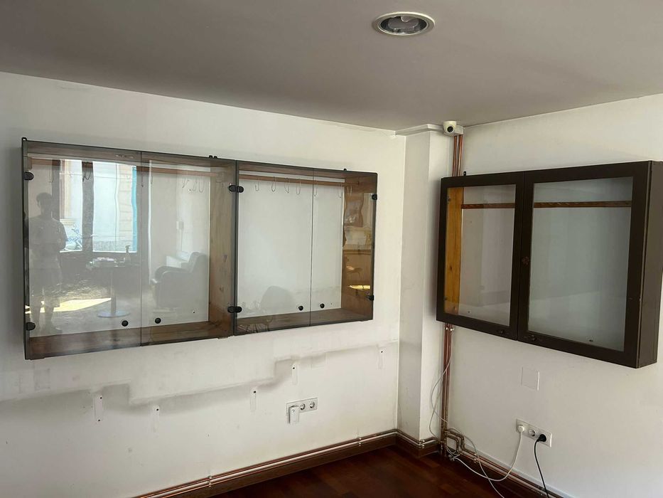 LICHIDARE: Mobilier comercial LEMN MASIV și sticlă (6 piese) – Centru Cluj (Parter)