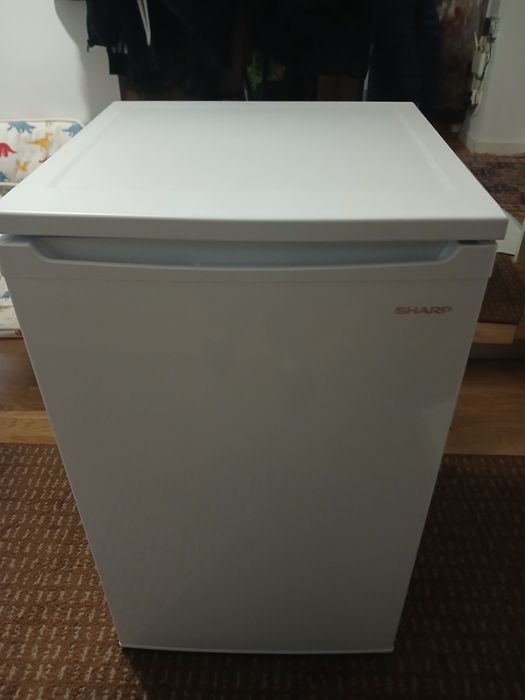 Vand frigider sharp