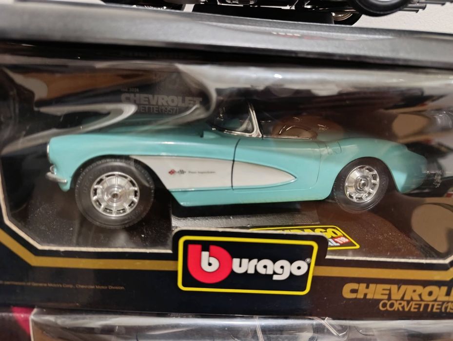 Vând colecție formată din 3 machete Chevrolet Corvette scara 1:18, ideale pentru colecționari sau pasionați auto.