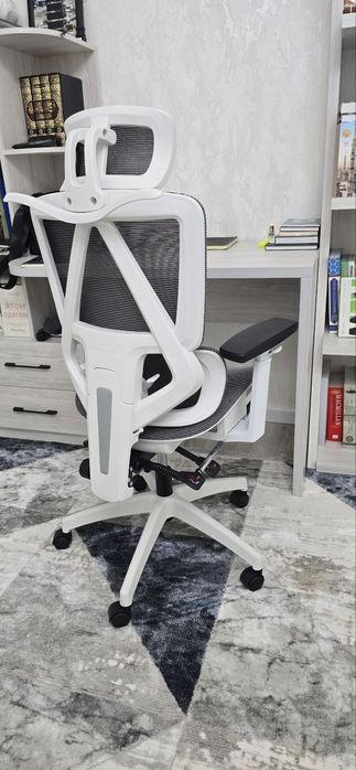 Офисное кресло эргономичное с подголовником, сетчатое, белое