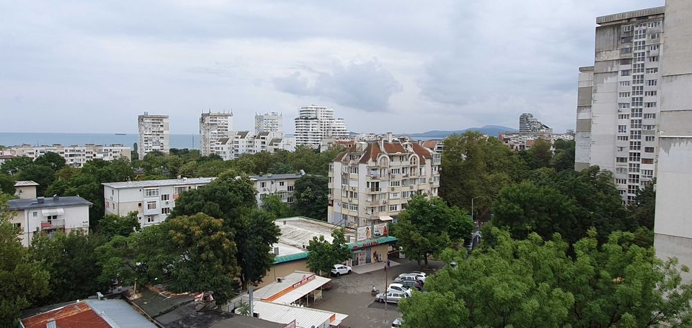 Продавам тристаен апартамент с к/с Лазур с уникална панорама