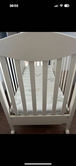 Vând pătuț bebe din lemn+comoda cu sertare și cădita