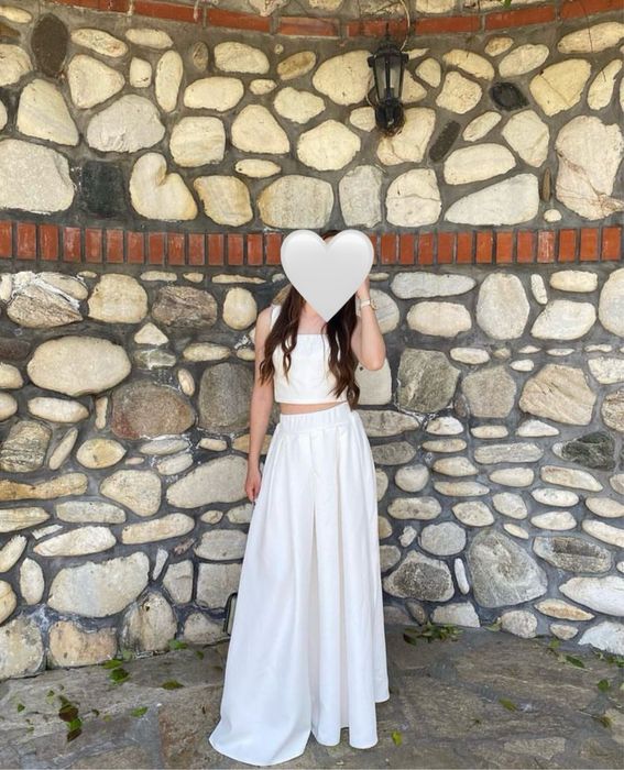 Бяла дълга пола.