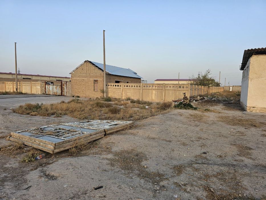 Продается нежилая база в городе Навои, по ул. Тинчлик.