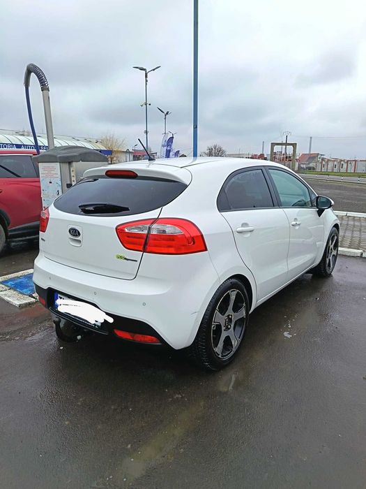 Vind auto KIA Rio an 2012