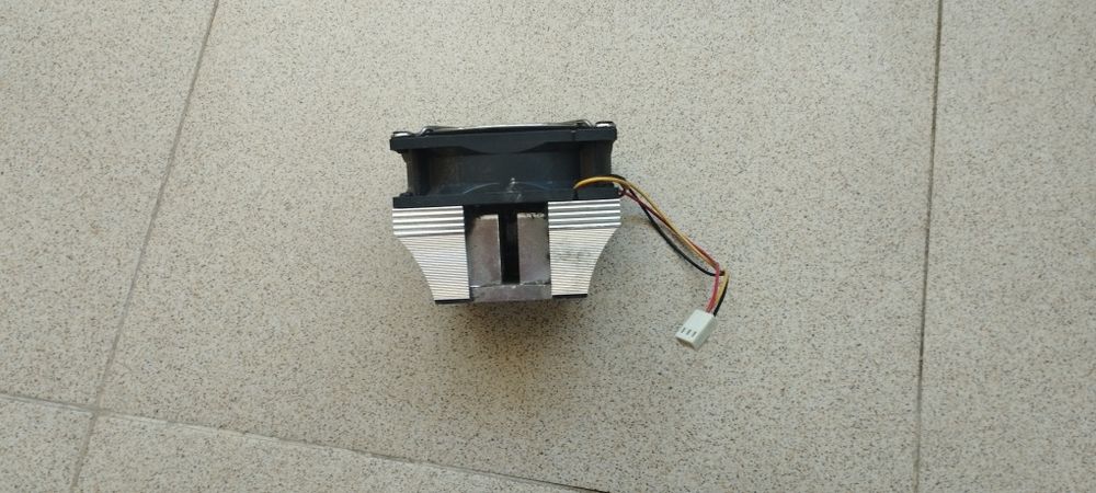 Захранване, дъно и всички части за настолен компютър