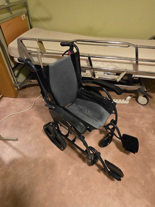 Cărucior pliabil pentru bolnavi