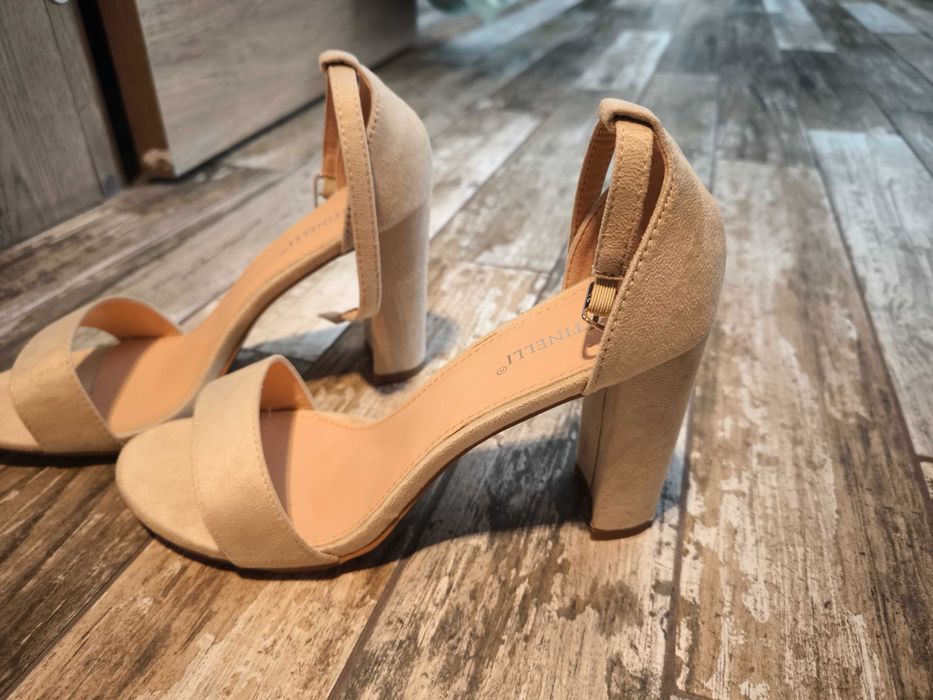 Велурени бежави сандали на ток