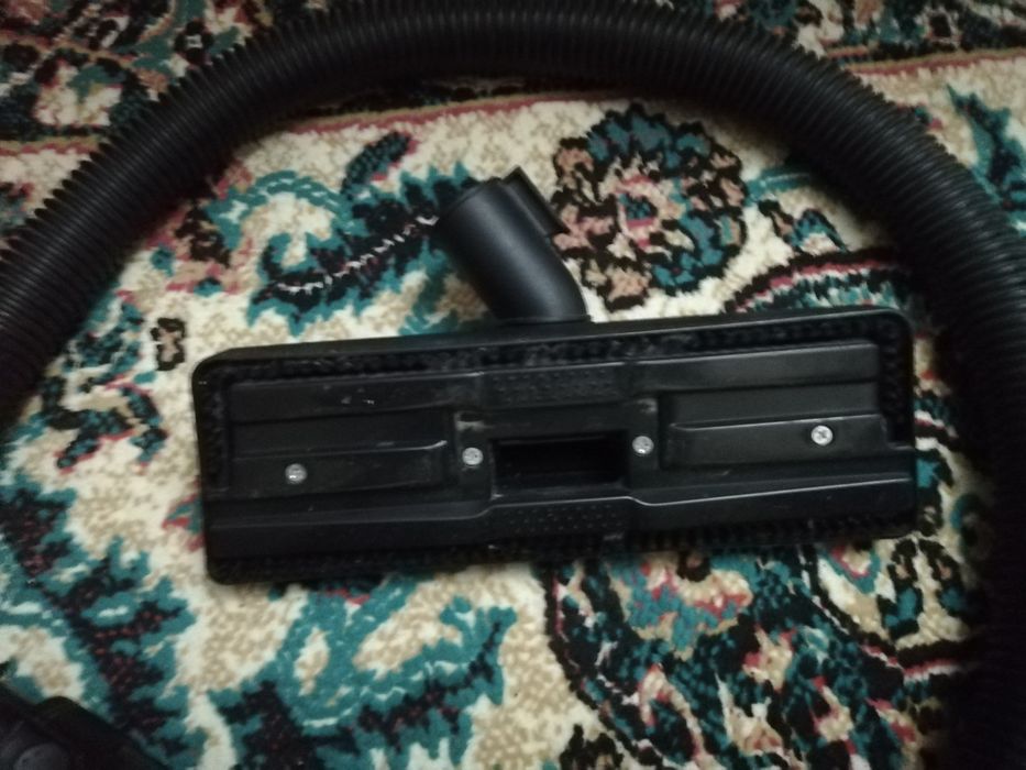 Vând  aspirator 1500w