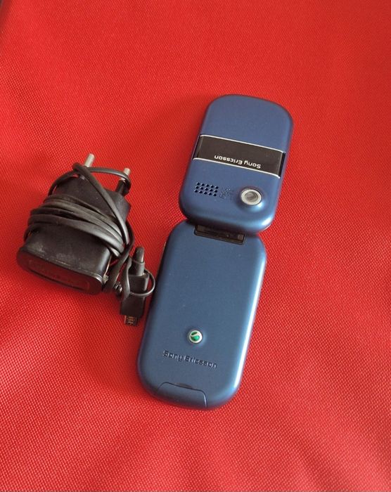 Telefon cu clapeta cu încărcător original