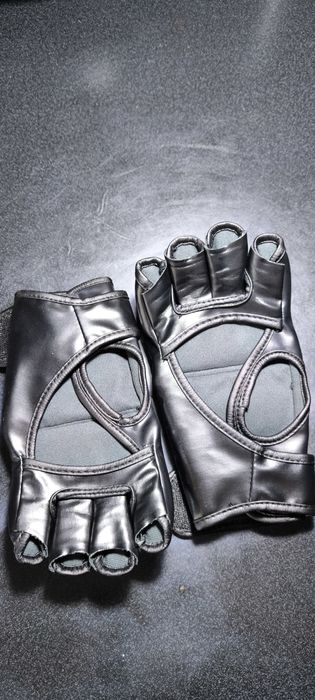 Боксерские перчатки