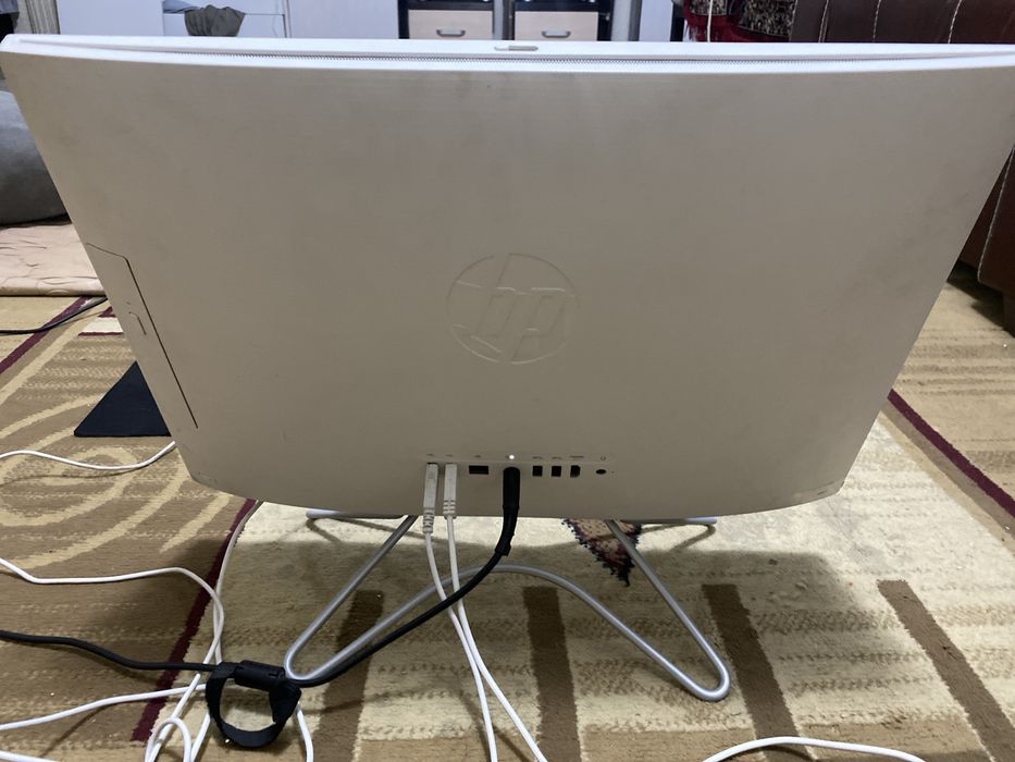hp kampyutir. win 10 .99,9gb lokalniy disk 831 .