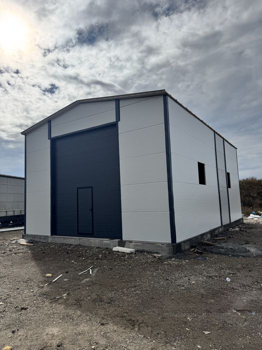 Vand Hala Metalica cu panouri sandwich completa