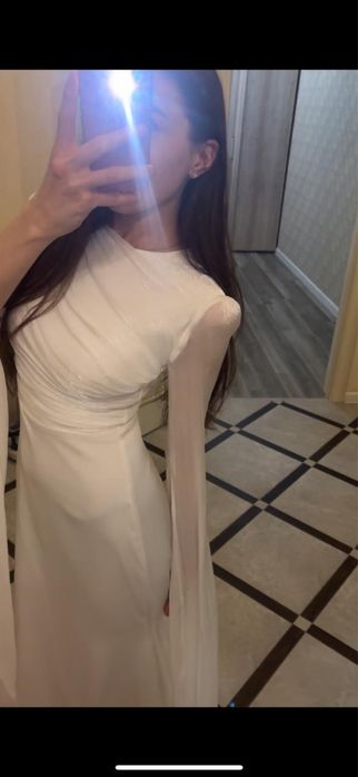 Элегантное белое платье