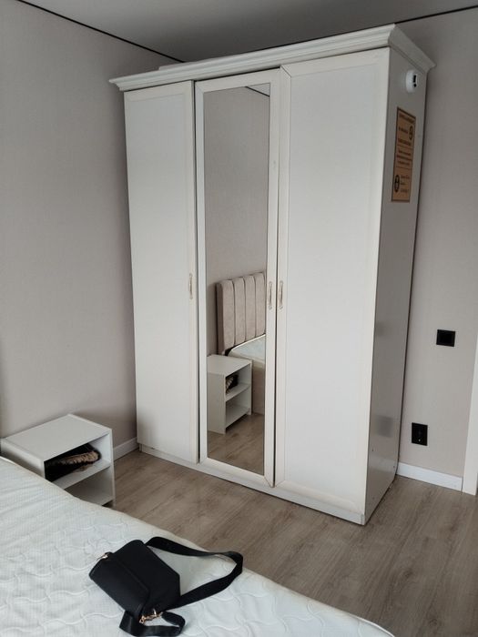 Шкаф в спальный срочно