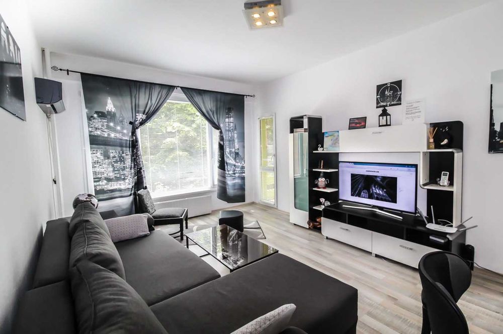 Продава се Тристаен апартамент в София, Център - 99 кв.м за 1381 €/кв.м - Снимка #1