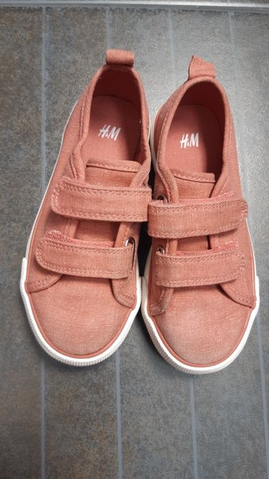 Продавам детски обувки. Н & М.