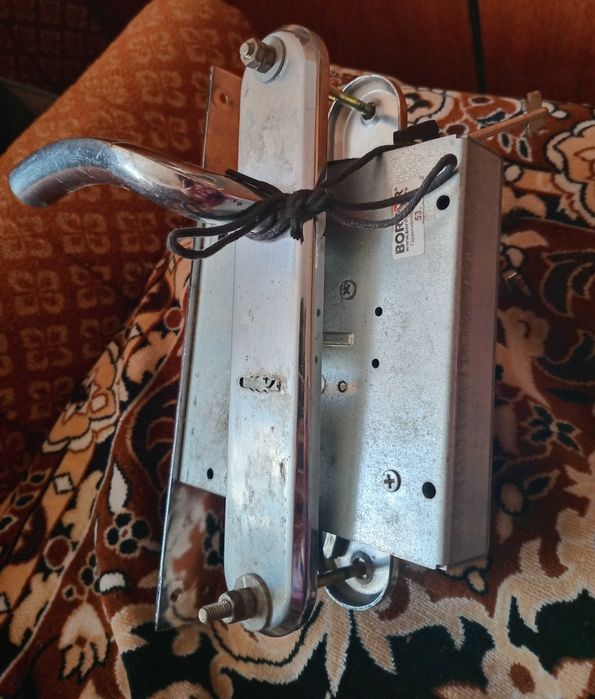 Замок дверной для входной двери.