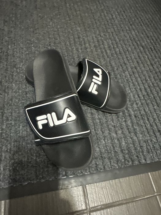 Продам резиновые шлепки Fila