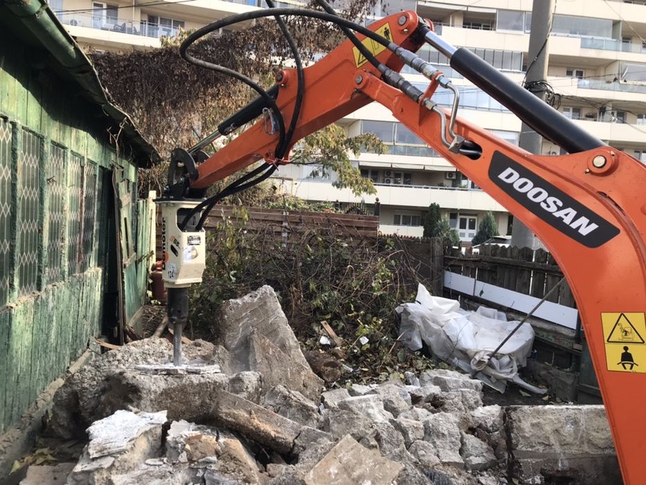 Închiriez miniexcavator E19 NOU cu picon miniescavator excavatoare