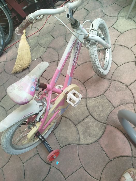Vând bicicleta roz stare buna