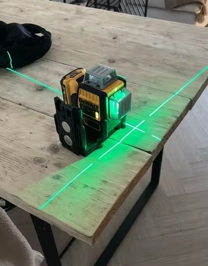 Dewalt nivela laser + INCARCATOR SI ACUMULATOR