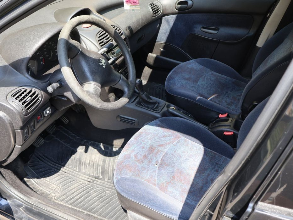 Продавам Пежо 206