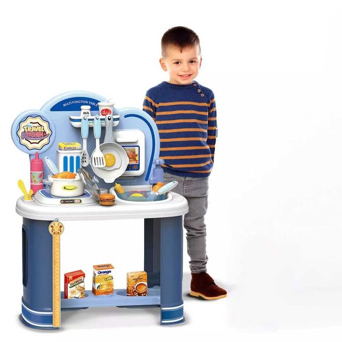 Кухня с аксесоари и мивка с течаща вода