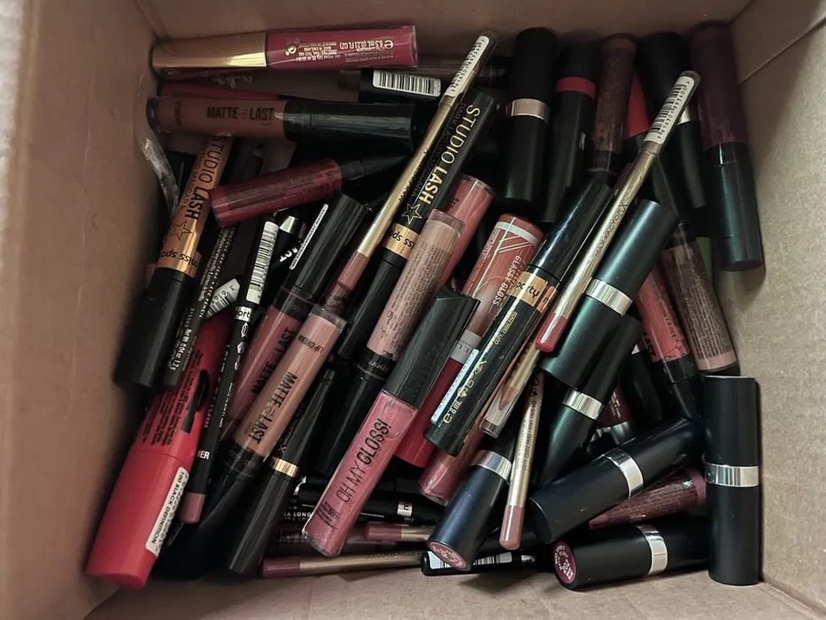 Lot machiaje/ cosmetice pentru revanzare 100 bucati