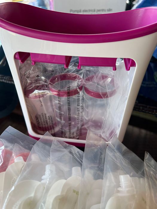 Dispozitiv Infantino pentru umplut pungi cu mancare si piureuri