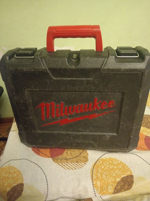Vând trusa (bormașină) Milwaukee m 18