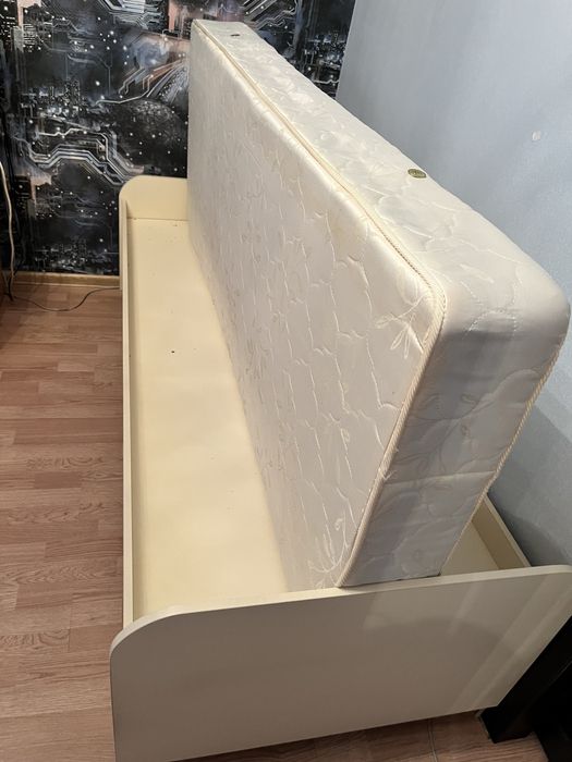 Кровать с ортопедическим матрасом