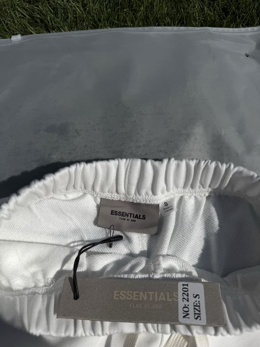 Pantaloni scurti ESSENTIALS  / PREMIUM 2025