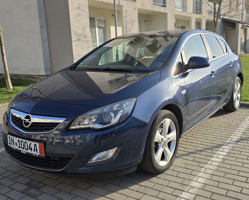 Opel Astra J 2011
