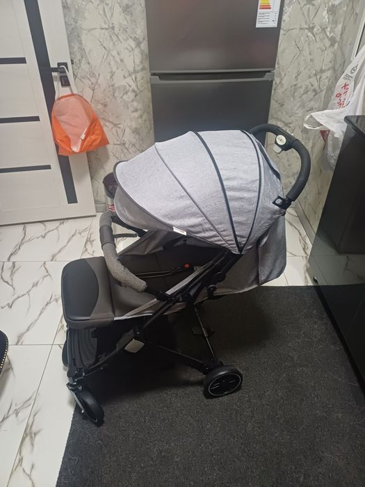 Продаётся фирменный чемодан коляска