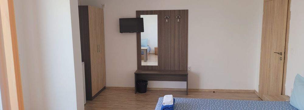 Апартамент две стаи първа линия  цената е  за 5 месеца