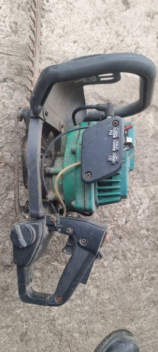 Foarfecă de tuns gardul viu pe benzină