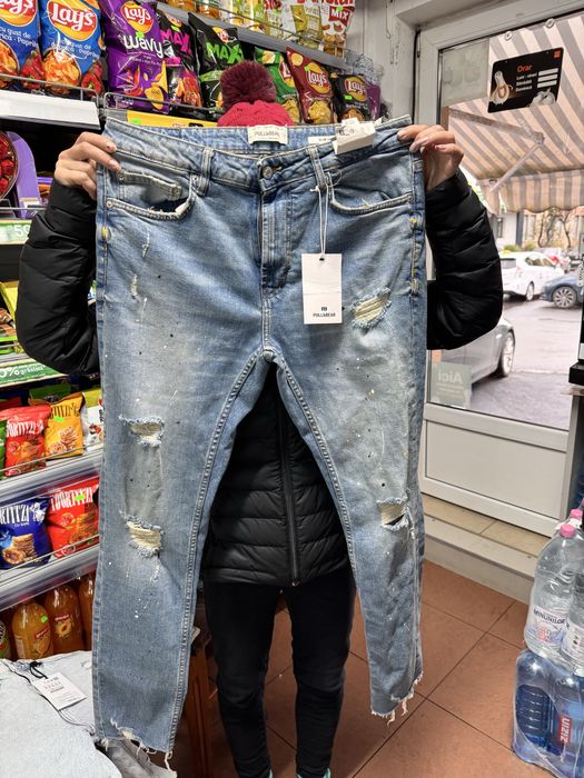 Vand blugi firma pull bear pentru baietii