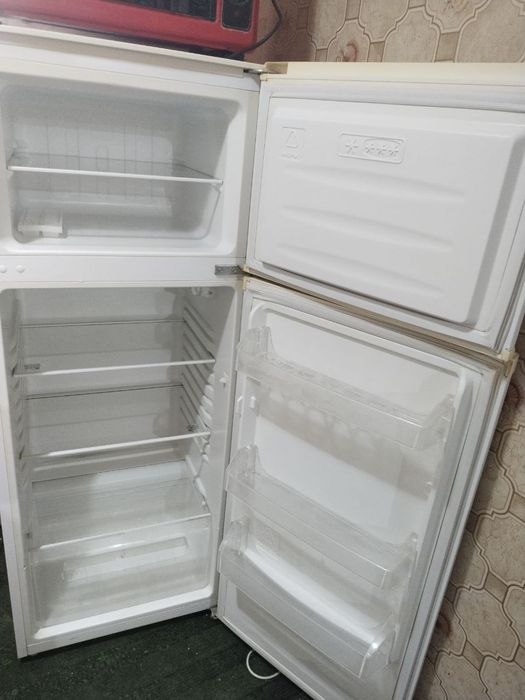 Холодильник сотилади