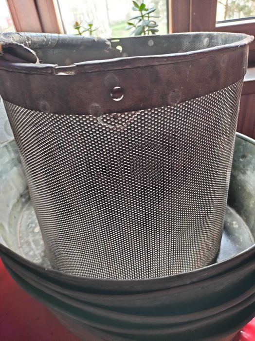 Аксессуары для ловли мотыля и трубочника.