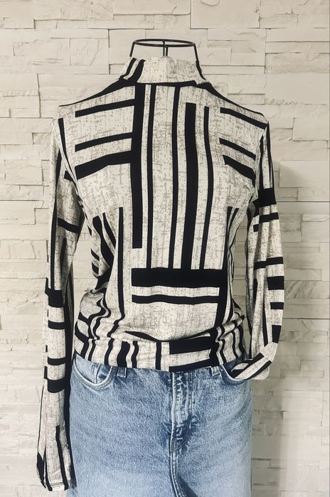 Maletă bej cu negru, foarte frumoasa.