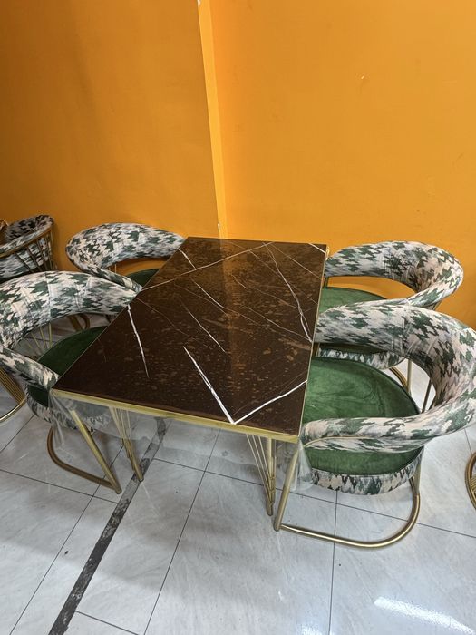 stol stul. kafe. restoran. uchun stol va stullar