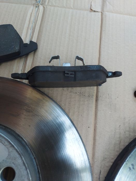 Комплект предни дискове и накладки Голф 5 / Golf V