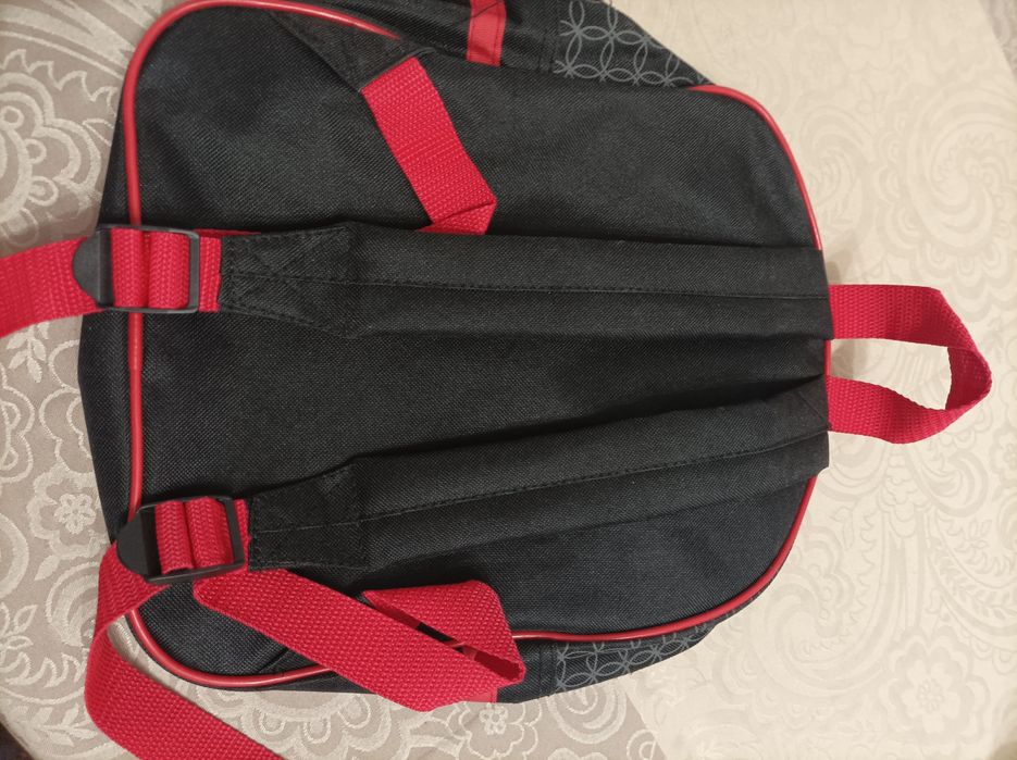 Продавам пъзел,раница,чанта за момиче с Калинката и Черния Котарак