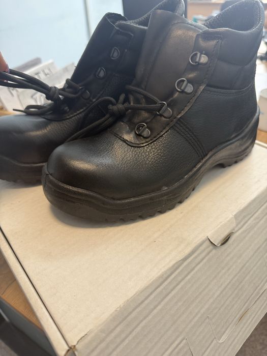 Продам летнию рабочую обувь